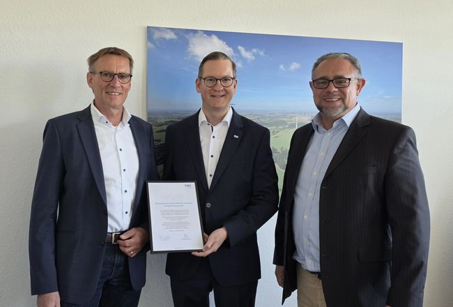 Im Austausch über die Zukunft der Windenergie: Martin Heindl, Geschäftsführer der VKU-Landesgruppe Hessen, mit den HessenEnergie-Geschäftsführern Dr. Hans-Peter Frank (links) und Martin Kinsky (rechts).